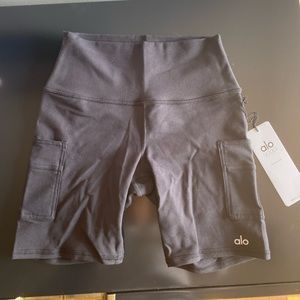 ALO BIKER SHORTS w/ pockets